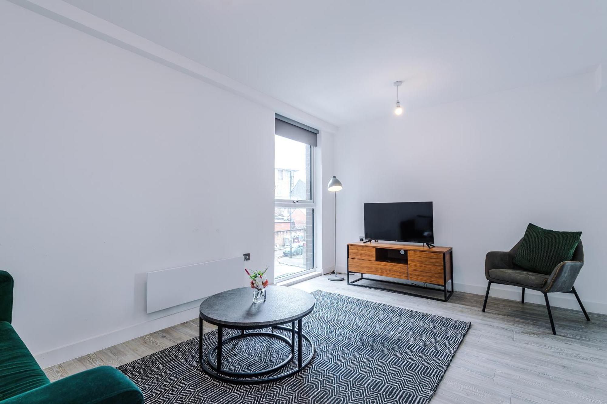 Modern 2 Bed Apartment With Balcony By Host A Home Manchester Exterior photo