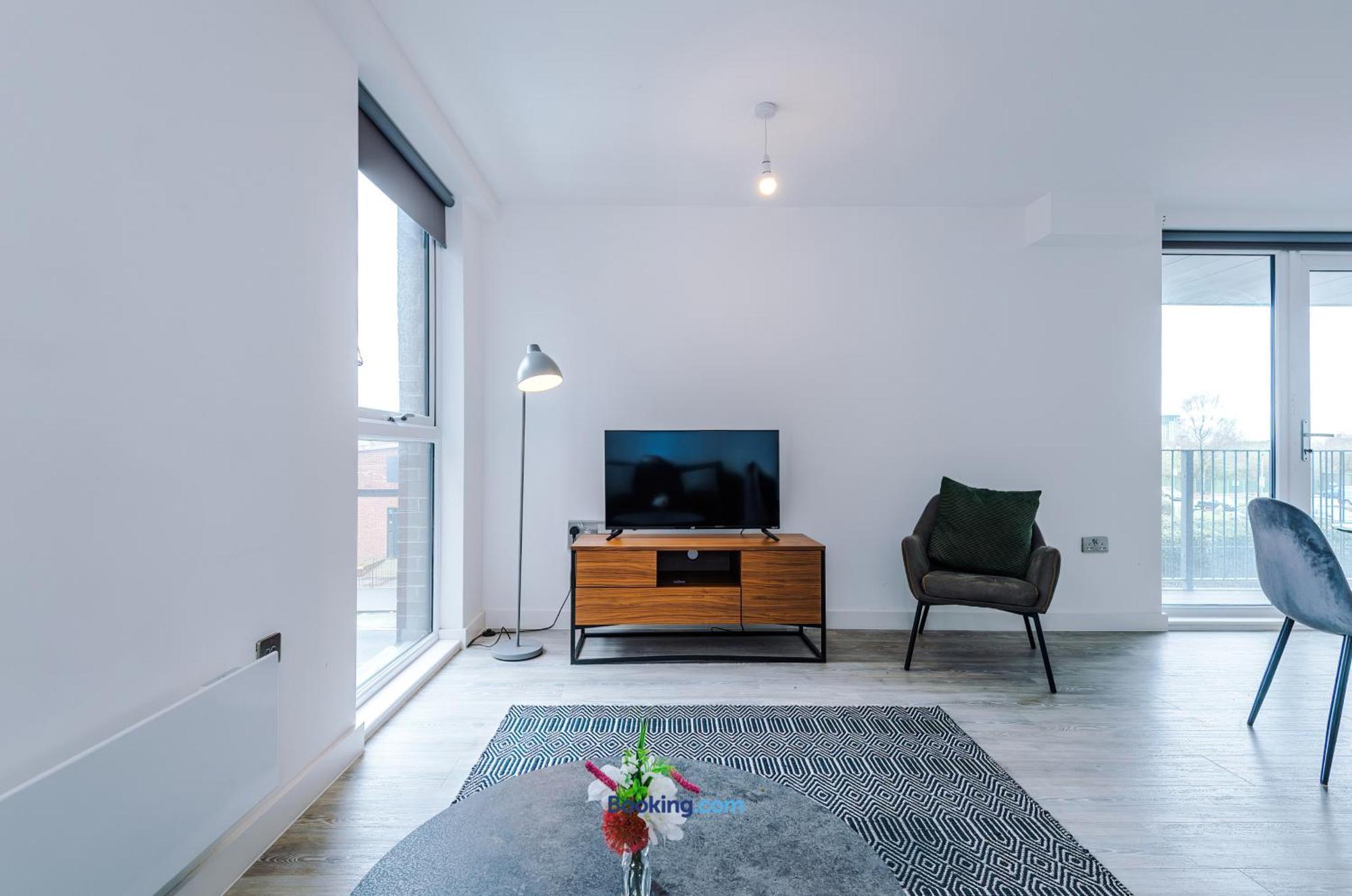 Modern 2 Bed Apartment With Balcony By Host A Home Manchester Exterior photo
