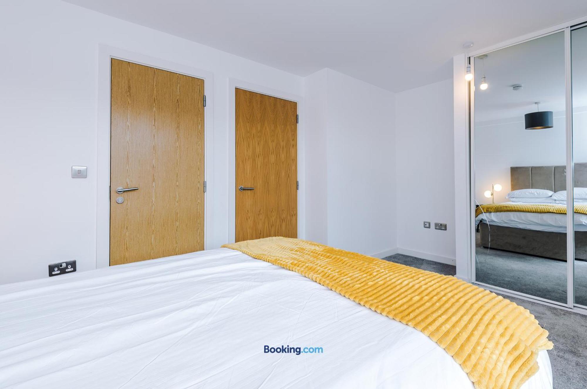 Modern 2 Bed Apartment With Balcony By Host A Home Manchester Exterior photo