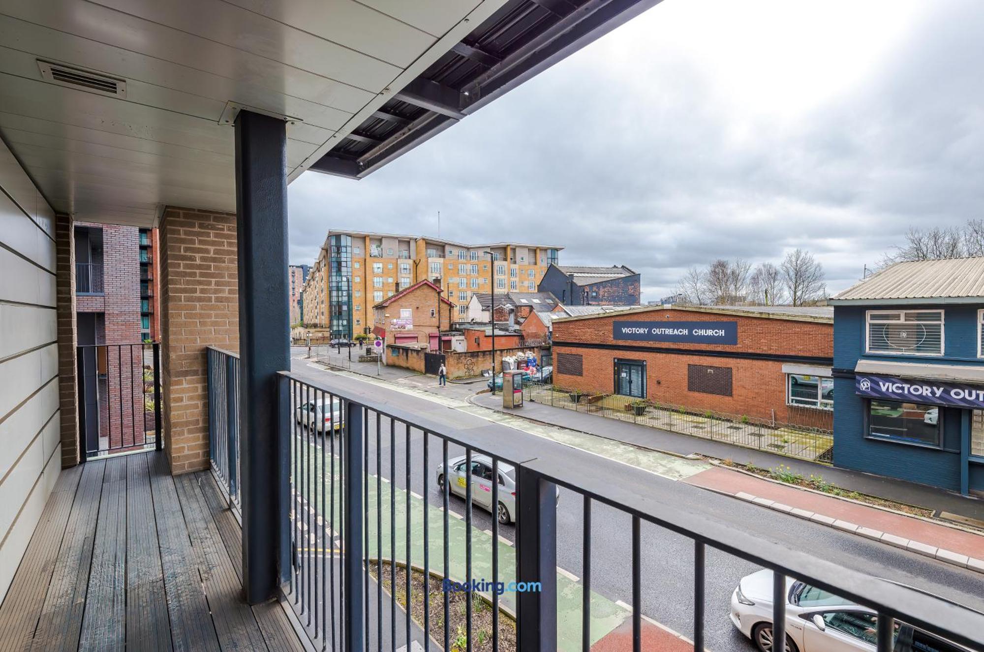 Modern 2 Bed Apartment With Balcony By Host A Home Manchester Exterior photo