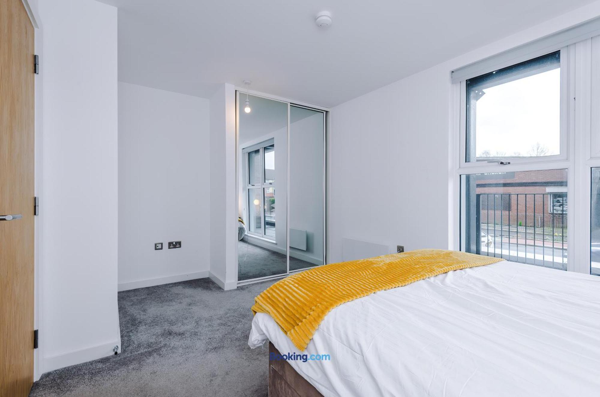 Modern 2 Bed Apartment With Balcony By Host A Home Manchester Exterior photo